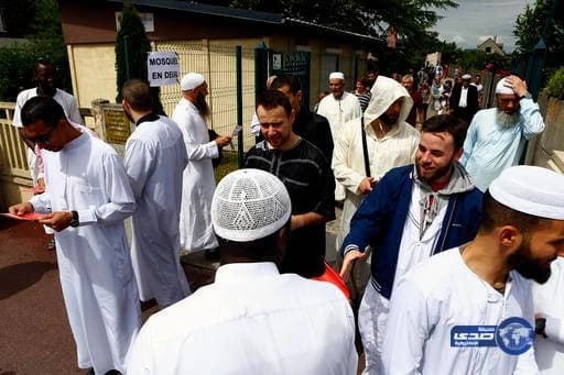 مسيحيون يشاركون المسلمين صلاة الجمعة في مسجد بفرنسا