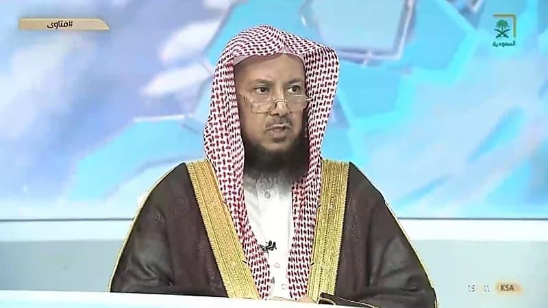 بالفيديو.. الشيخ «السليمان» يوضح حكم الصلاة بالحذاء