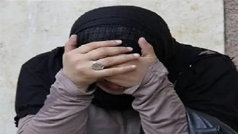 شاب يسكب الكلور على والدته أثناء محاولتها تنظيف السجاد