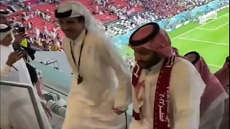شاهد .. لحظة خروج ولي العهد وأمير قطر من استاد البيت