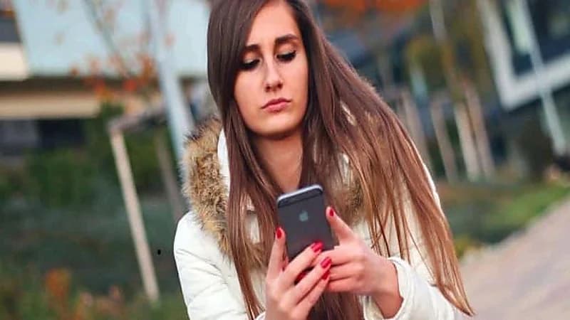 شاب يتهم فتاة بتهكير واختراق هاتفه.. والأخيرة تقاضيه