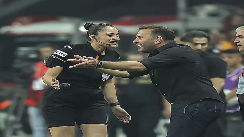 شاهد..حكمة مباراة غلطة سراي تخطف الأنظار