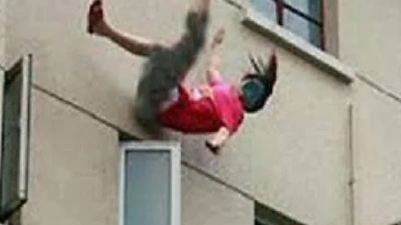 سيدة تلقي بنفسها من شرفة شقتها هربا من زوجها