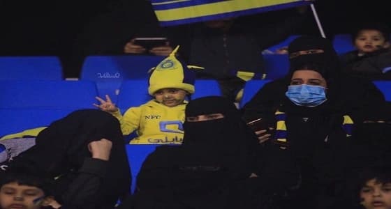 بالفيديو.. جدال بين مشجعات الهلال والنصر قبل انطلاق الديربي