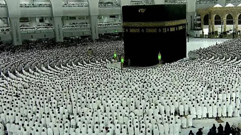 لقطات روحانية لجموع المصلين أثناء تأديتهم صلاة الفجر في الحرم المكي