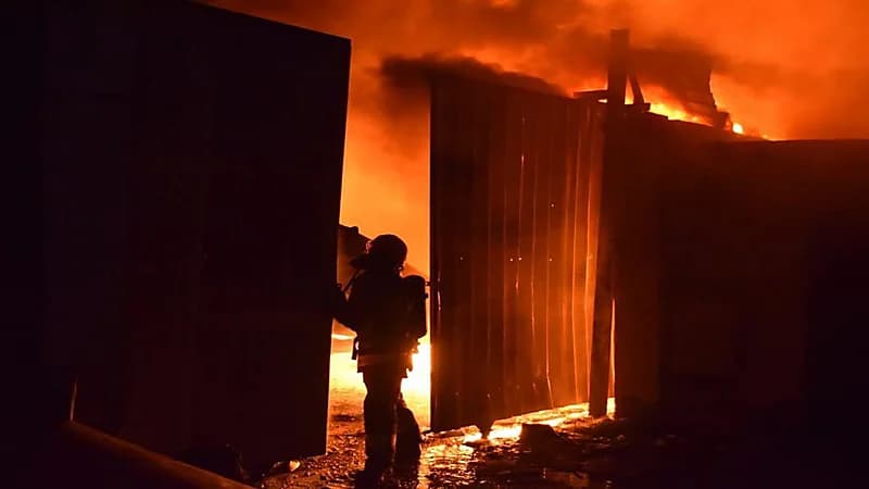 بالصور.. إندلاع حريق في موقع للأخشاب بجدة