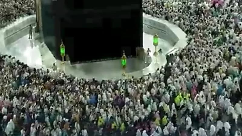 بالفيديو.. جموع عظيمة من المعتمرين في صحن الطواف طامعين في رجاء المولى