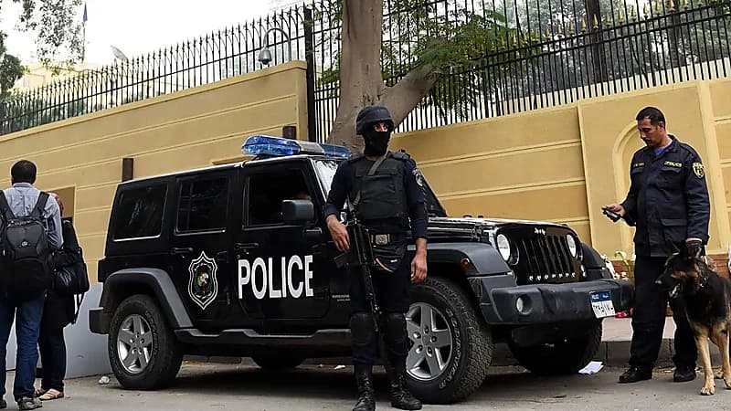 أب يقيّد طفليه بسلاسل حديدية والشرطة تتدخل لإنقاذهما