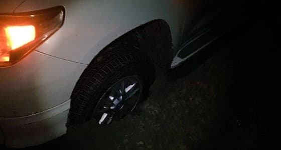 بالصور..انتشال عدة سيارات عالقة في الطين بالدمام