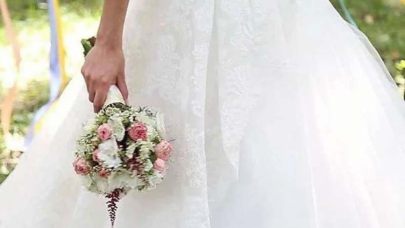 عروس تقضي زفافها مع "مانيكان" بعد غياب زوجها