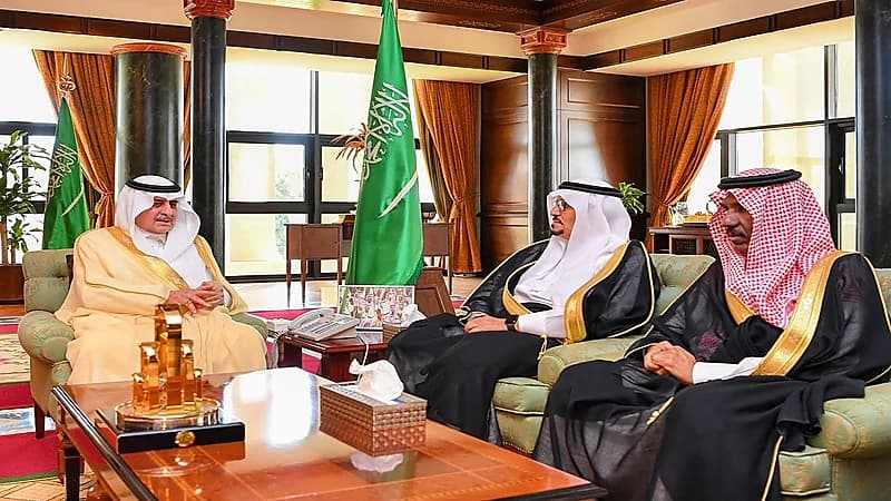 أمير تبوك يستقبل أسرة القويز