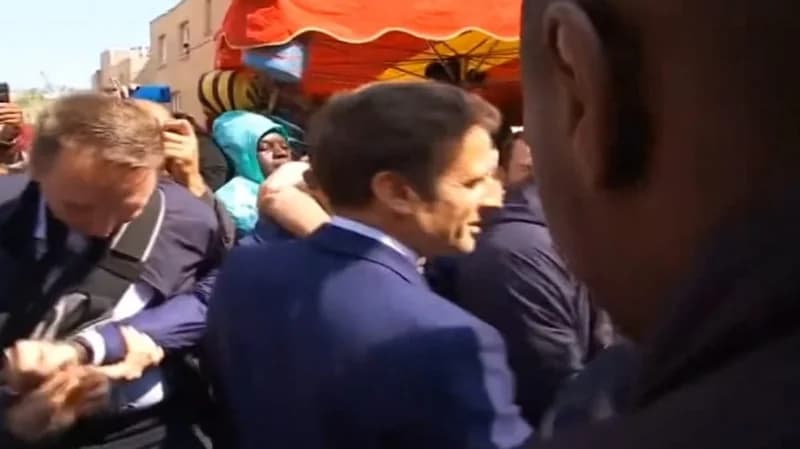 شاهد.. ماكرون يتعرض للرشق بحبات الطماطم