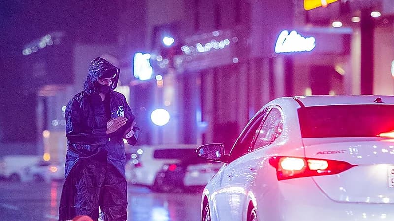 بالصور..رجال الأمن يتابعون تطبيق الإجراءات الاحترازية بالقصيم تحت زخات المطر