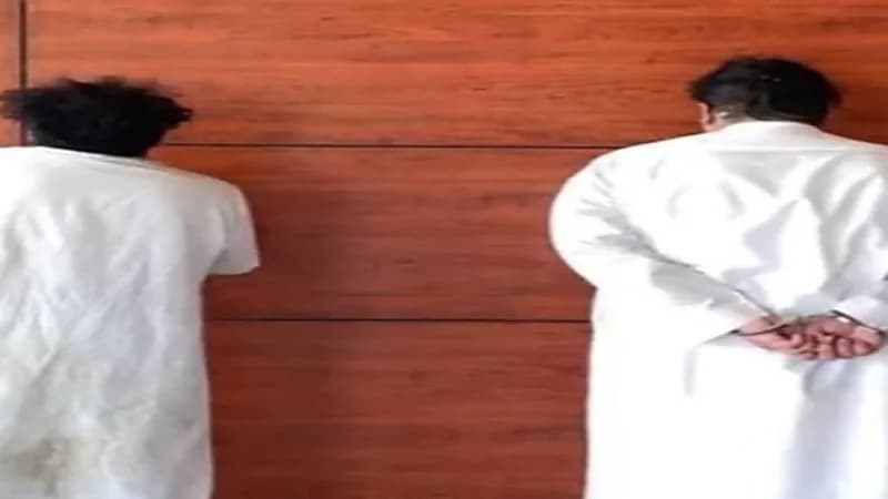 ضبط مواطنين بحوزتهما أسلحة نارية ومواد مخدرة وأوراق مالية مُزيَّفة بالرياض "فيديو"