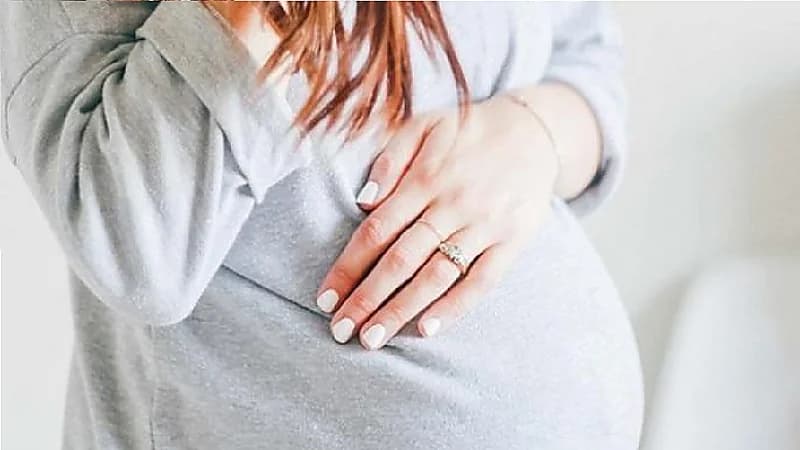 شاهد.. رئيس الشيشان يترك مرافقيه ويرقص مع سيدة في احتفالية بأحد المراكز