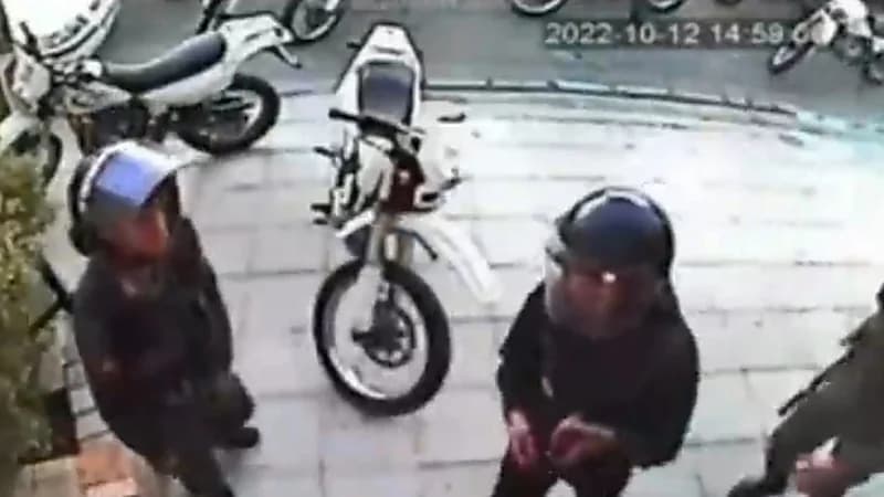 بالفيديو.. مرتزقة "الملالي" يدمرون الشقق السكنية ويرهبون سكانها