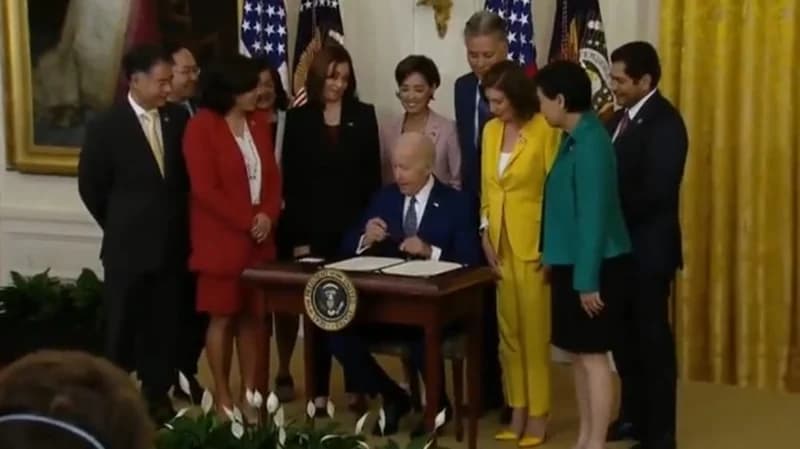 شاهد. بايدن يمازح إدارته: لماذا تفضلون أوباما ؟