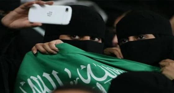 " الشعب يرحب دخول النساء للملاعب " يتصدر تويتر..ومغردون: "وقرن في بيوتكن"