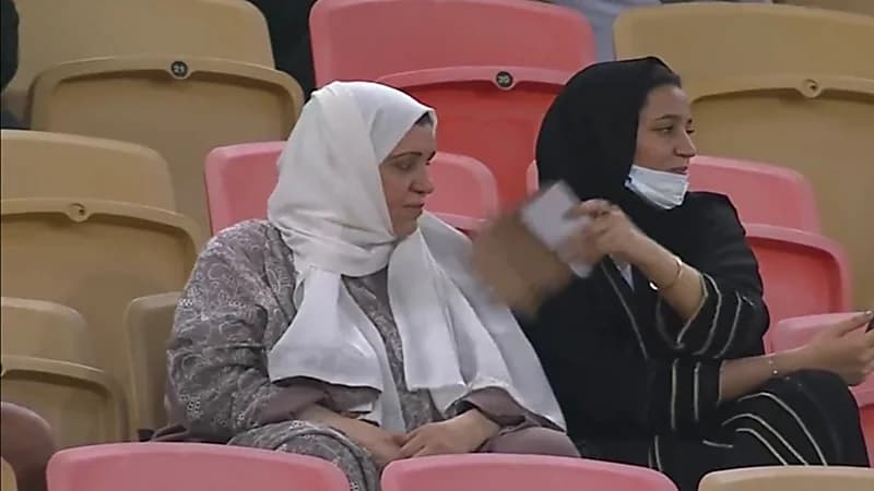 فيديو مؤثر لفتاة تُهوِّي على أمها بورقة داخل المدرجات لتهون عليها حرارة الجو