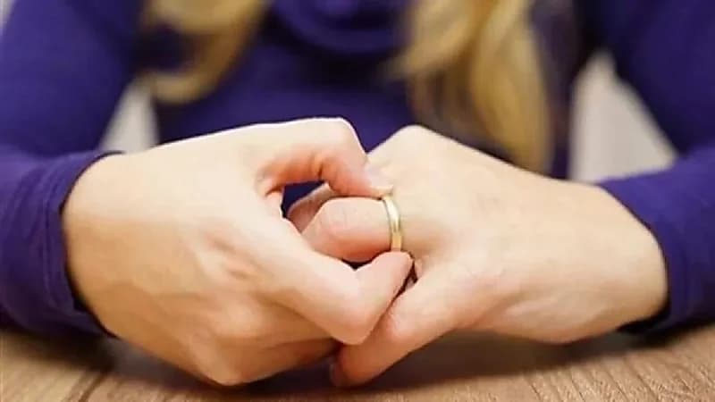 امرأة تطلب الخلع من زوجها لإقامته علاقات محرمة مع فتيات ورجال