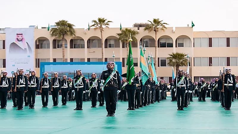 نيابة عن وزير الحرس الوطني ..رئيس الجهاز العسكري المكلف يرعى حفل تخريج دورة تأهيل الضباط الجامعيين