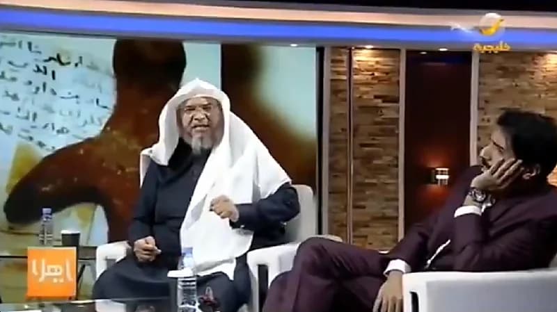 شاهد.. نقاش حاد بين ضيفين بسبب السحر.. والمذيع يضطر لإنهاء اللقاء