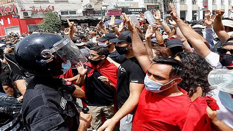 بالصور.. رشق موكب الغنوشي بالحجارة أمام البرلمان التونسي
