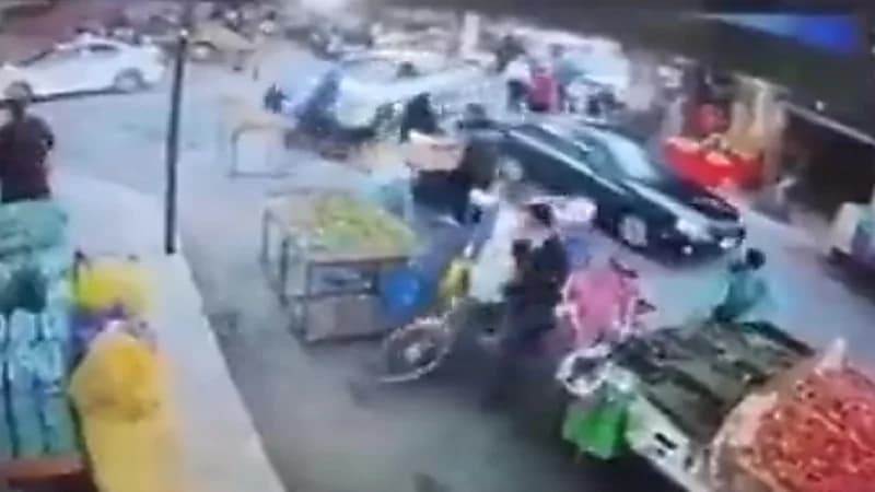 شاهد.. سيدة تفقد سيطرتها على السيارة وتقتحم سوق تجاري