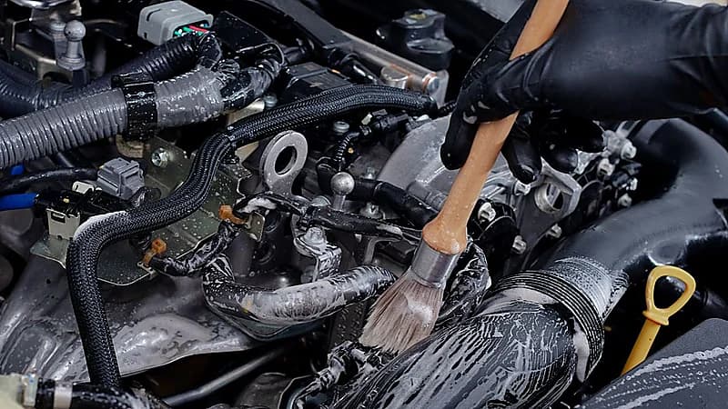 تنظيف المحرك خطوة مهمة لتفادي الأضرار التي تسببها الأوساخ .. صور