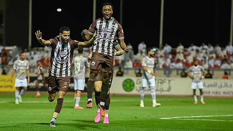 الجبلين يفوز على الطائي