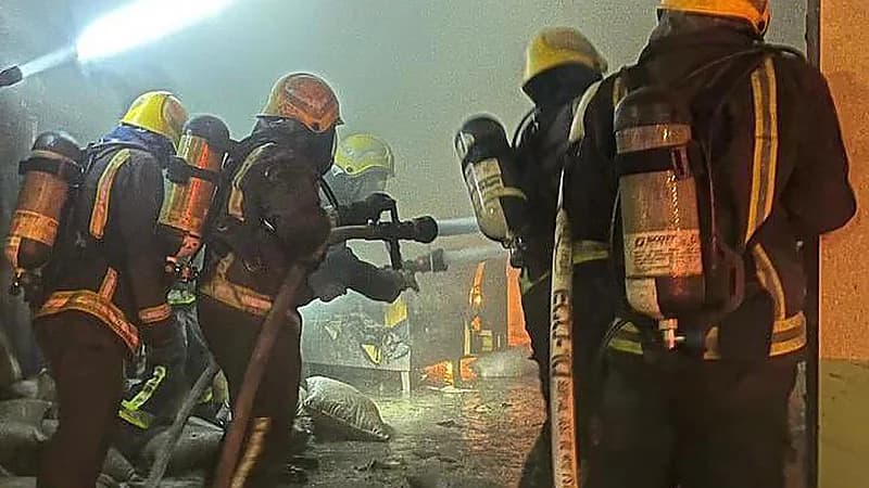 "مدني الأحساء" ينجح في إخماد حريقًا بمحل تجاري