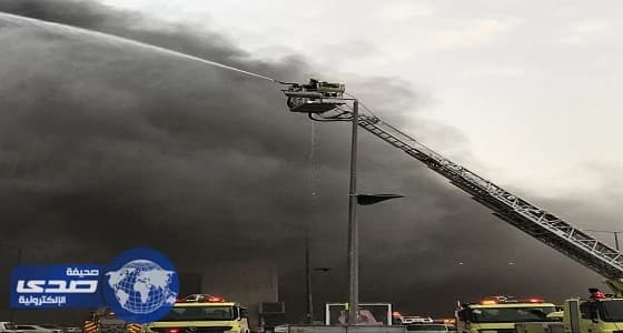 بالصور.. الدفاع المدني بالرياض يخمد حريقاً ضخماً في حي الخالدية
