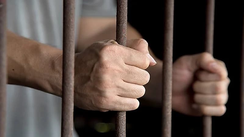 فتاة تقود خطيبها السابق للسجن بعدما طرق بابها أكثر من 20 مرة!