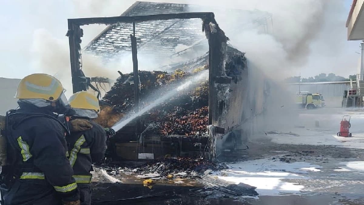الدفاع المدني يخمد حريق شاحنة في محافظة البيضاء