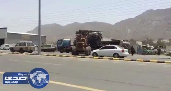 فيديو: عبث عمال أحد التشاليح بسلامة المارة بمحايل عسير