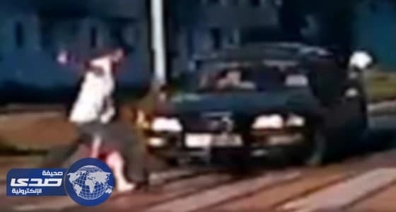 بالصور.. أب ينقذ ابنته من الموت في اللحظة المناسبة