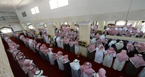 جموع المصلين بمحافظة بارق تؤدي صلاة الميت على شهيد الواجب " العمري "