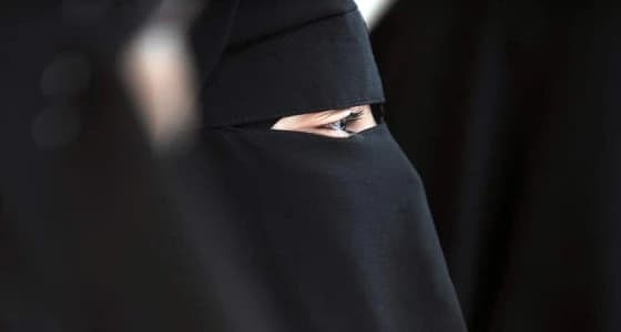 منتقبة تخسر الجنسية في الدقيقة الأخيرة لرفضها مصافحة الرجال