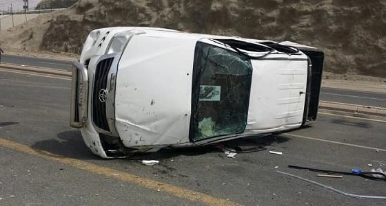 انقلاب مركبة في حادث مروع على طريق الساحل بـ " مكة "
