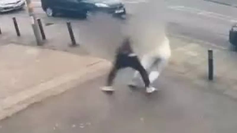 رجل يهاجم المارة بسكين أمام المحلات التجارية 