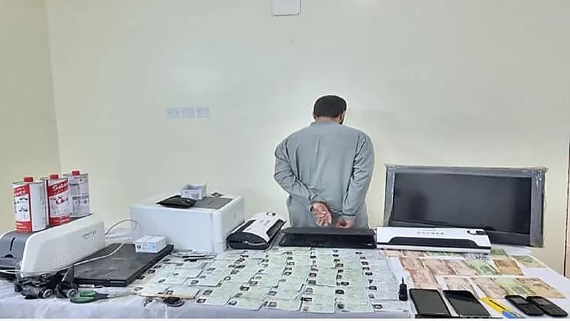 بالفيديو.. القبض على مقيم لتزويره إقامات ورخص سير بجازان