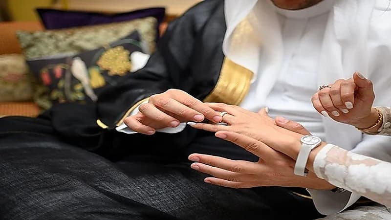 "الخضير" يوضح حكم لمس يد العروس عند تلبيسها دبلة الخطوبة