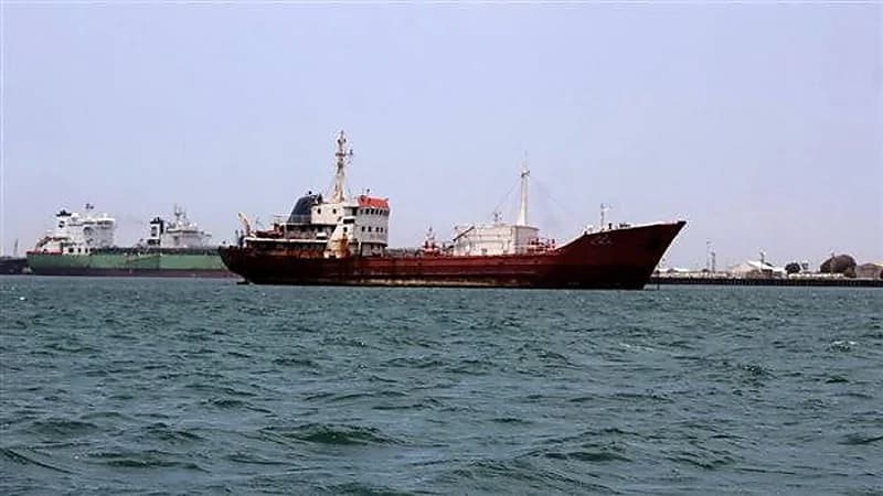 الحوثيون ينقلون أسلحة لسفينة "الروابي" المختطفة