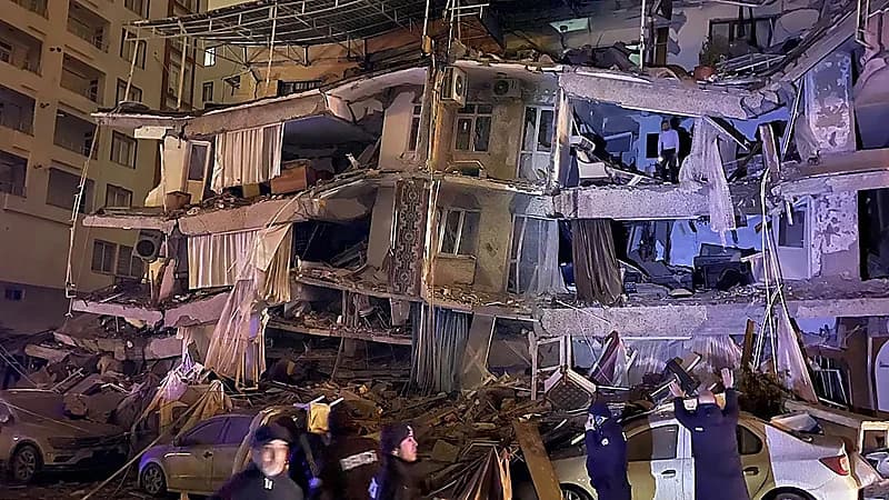 زلزال بقوة 7.4 درجات يضرب جنوب تركيا فجرًا