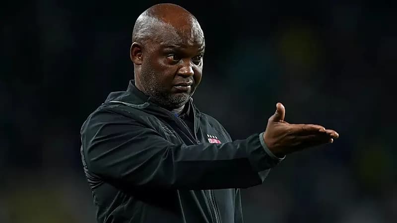 فيفا يغرم الأهلي بسبب مدربه السابق