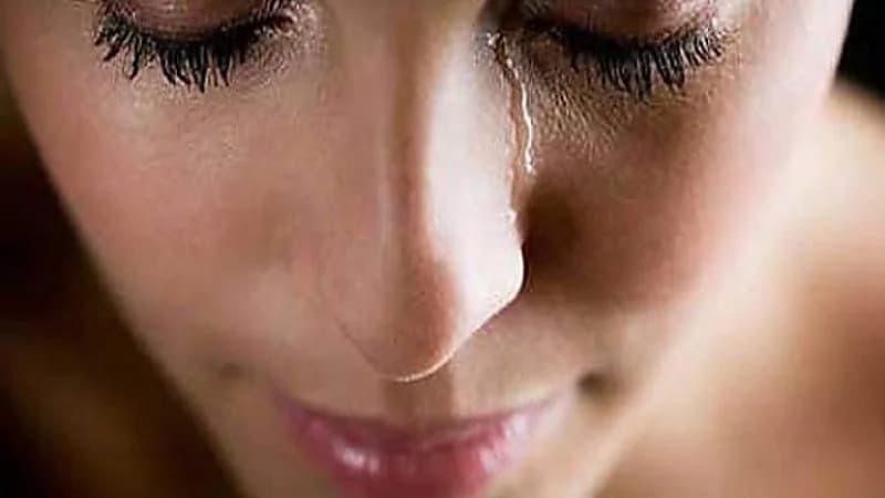 " الدموع " تحمي العين من الجفاف والالتهابات