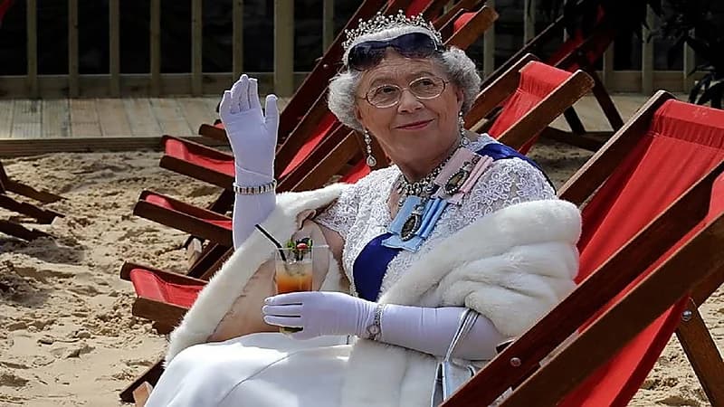 شبيهة الملكة إليزابيث تتخذ قراراً هامًا بعد رحيلها