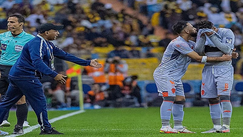 فيديو..إنهيار لاعب الفيحاء السفري بالبكاء بعد طرده