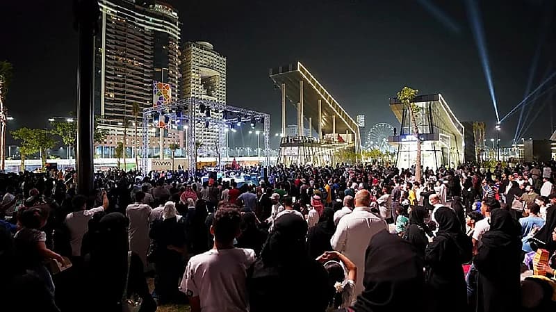 صور..إقبال كبير على جدة آرت بروميناد