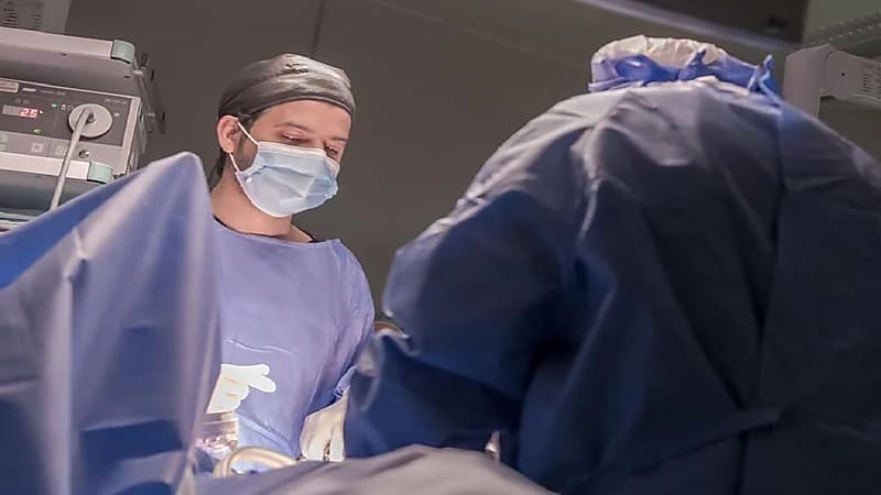 120 دقيقة جراحية تنقذ صدر مقيم اخترقه مسمار